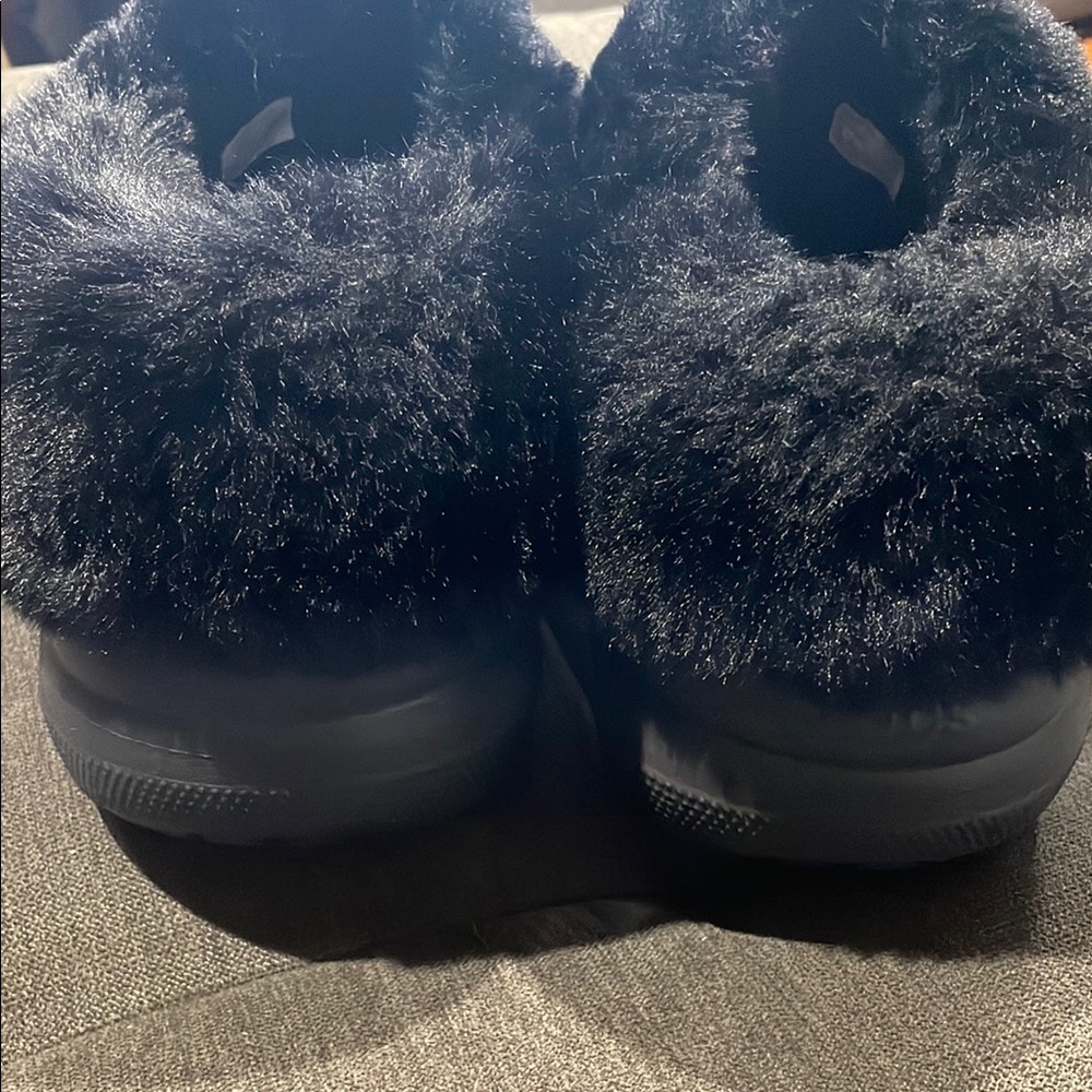 Women's Crocs Black Fuzzy Lined Clogs Size 11 or Men’s size 9 - Picture 3 of 5
